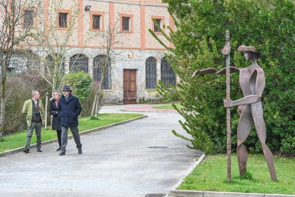Entrega de las llaves del convento de las exmonjas de Belorado a la autoridad judicial por parte de sus representantes legales.
