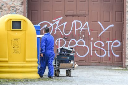 Entrega de las llaves del convento de las exmonjas de Belorado a la autoridad judicial por parte de sus representantes legales.