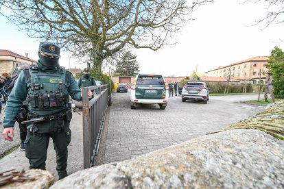Entrega de las llaves del convento de las exmonjas de Belorado a la autoridad judicial por parte de sus representantes legales.