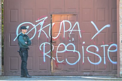 Entrega de las llaves del convento de las exmonjas de Belorado a la autoridad judicial por parte de sus representantes legales.