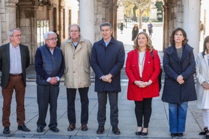 Ángel Carretón, Juan Carlos Aparicio, Juan Vicente Herrera, Alberto Núñez Feijoo, Cristina Ayala y Marta Arroyo durante el minuto de silencio ante el Ayuntamiento de Burgos