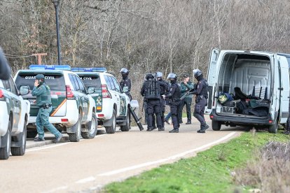 Momento de la detención de un hombre que se se atrincheró en una vivienda familiar de Villoruebo tras secuestrar a un taxista en Madrid