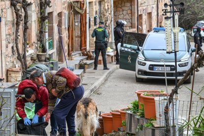 Momento de la detención de un hombre que se se atrincheró en una vivienda familiar de Villoruebo tras secuestrar a un taxista en Madrid