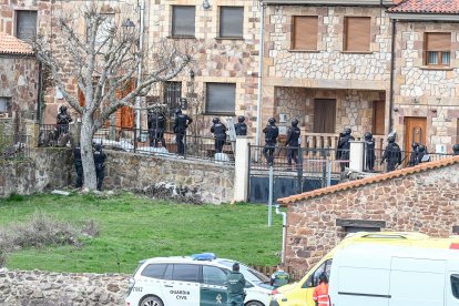 Momento de la detención de un hombre que se se atrincheró en una vivienda familiar de Villoruebo tras secuestrar a un taxista en Madrid