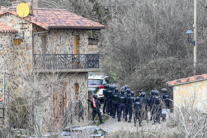 Momento de la detención de un hombre que se se atrincheró en una vivienda familiar de Villoruebo tras secuestrar a un taxista en Madrid