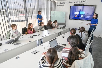 Talleres de Stem Talent Girl en la fábrica burgalesa de Benteler.