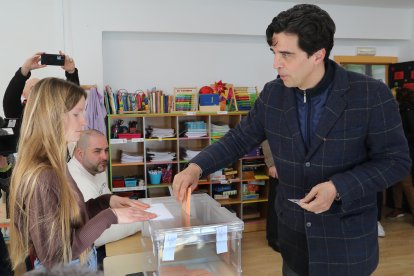 El candidato a la presidencia de la Junta por IU, Sumar Castilla y León y Verdes Equo , Juan Gascón ejerce su derecho al voto en el colegio Santa Rita de Palencia