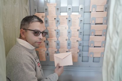 Ángel Lozano Ortega ejerce  su derecho al voto en un colegio electoral de Valladolid