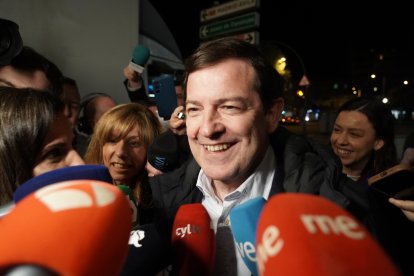 Alfonso Fernández Mañueco a su llegada al hotel Alameda Palace de Salamanca para seguir los resultados electorales