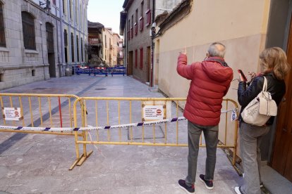 Se derrumba una parte de La Casona en la calle Dámaso Merino de León.