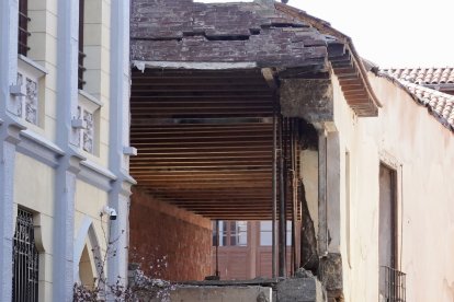 Se derrumba una parte de La Casona en la calle Dámaso Merino de León.