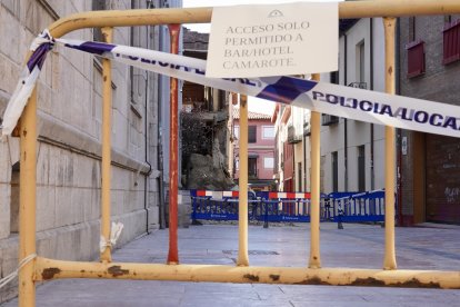 Se derrumba una parte de La Casona en la calle Dámaso Merino de León.