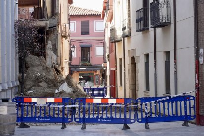 Se derrumba una parte de La Casona en la calle Dámaso Merino de León.