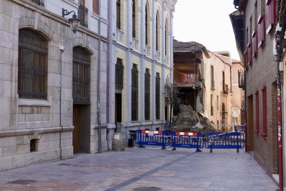 Se derrumba una parte de La Casona en la calle Dámaso Merino de León.