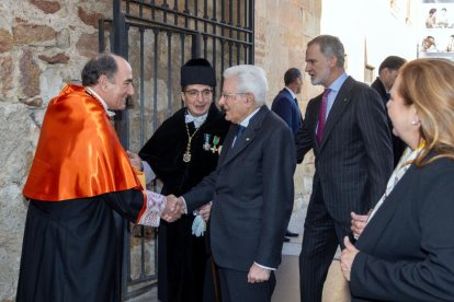 El presidente de Iberdrola, Ignacio Sánchez Galán, saluda al nuevo doctor 'honoris causa'.