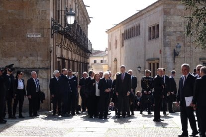 El rey Felipe VI hace de Cicerone de Sergio Matarella durante su visita a Salamanca.