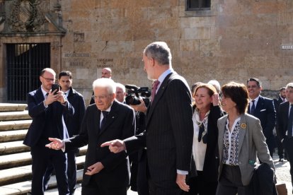El rey Felipe VI hace de Cicerone de Sergio Matarella durante su visita a Salamanca.