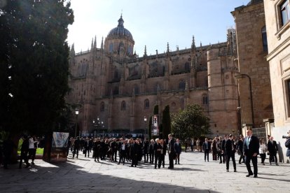 El rey Felipe VI hace de Cicerone de Sergio Matarella durante su visita a Salamanca.