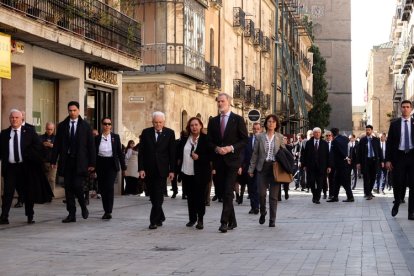 El rey Felipe VI hace de Cicerone de Sergio Matarella durante su visita a Salamanca.