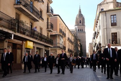 El rey Felipe VI hace de Cicerone de Sergio Matarella durante su visita a Salamanca.