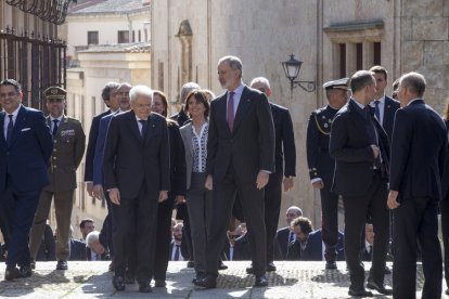 El rey Felipe VI hace de Cicerone de Sergio Matarella durante su visita a Salamanca.
