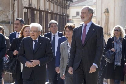 El rey Felipe VI hace de Cicerone de Sergio Matarella durante su visita a Salamanca.