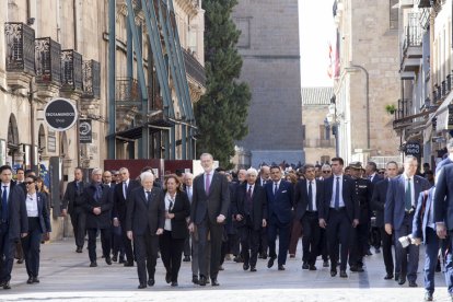 El rey Felipe VI hace de Cicerone de Sergio Matarella durante su visita a Salamanca.