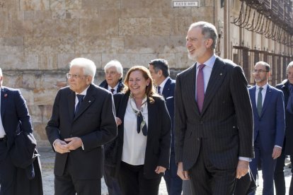 El rey Felipe VI hace de Cicerone de Sergio Matarella durante su visita a Salamanca.