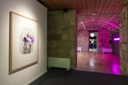 El rector de la Universidad de Salamanca, Juan Manuel Corchado; y el director del Servicio de Actividades Culturales, Javier Panera, inauguran la exposición ‘El Amor (no) Nos Destruirá’.