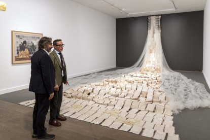 El rector de la Universidad de Salamanca, Juan Manuel Corchado; y el director del Servicio de Actividades Culturales, Javier Panera, inauguran la exposición ‘El Amor (no) Nos Destruirá’.