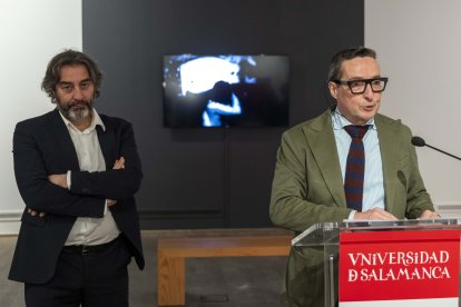 El rector de la Universidad de Salamanca, Juan Manuel Corchado; y el director del Servicio de Actividades Culturales, Javier Panera, inauguran la exposición ‘El Amor (no) Nos Destruirá’.
