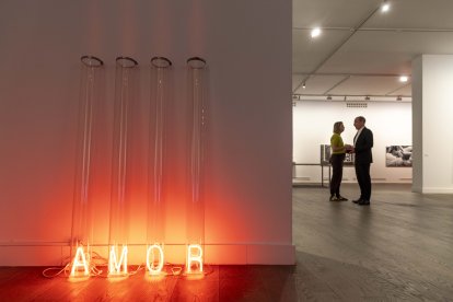 El rector de la Universidad de Salamanca, Juan Manuel Corchado; y el director del Servicio de Actividades Culturales, Javier Panera, inauguran la exposición ‘El Amor (no) Nos Destruirá’.