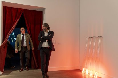 El rector de la Universidad de Salamanca, Juan Manuel Corchado; y el director del Servicio de Actividades Culturales, Javier Panera, inauguran la exposición ‘El Amor (no) Nos Destruirá’.