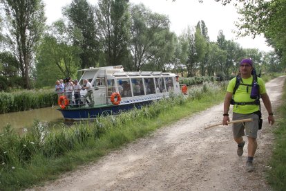 El Canal de Castilla, la gran ruta del interior que impulsa el turismo activo en Palencia, en la imagen barco de recreo y peregrino a Santiago en Frómista(Palencia)