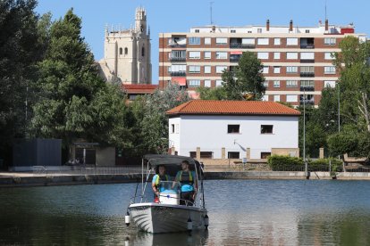 El Canal de Castilla, la gran ruta del interior que impulsa el turismo activo en Palencia, barca de recreo en la dársena del Canal en Palencia