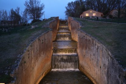 El Canal de Castilla, la gran ruta del interior que impulsa el turismo activo en Palencia, exclusas iluminadas en Frómista(Palencia)