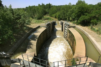 El Canal de Castilla, la gran ruta del interior que impulsa el turismo activo en Palencia, en la imagen exclusas de Calahorra(Palencia)