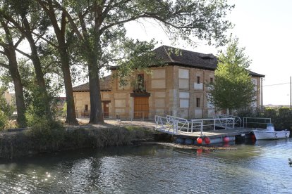 El Canal de Castilla, la gran ruta del interior que impulsa el turismo activo en Palencia, casa del Rey en Villaumbrales(Palencia)