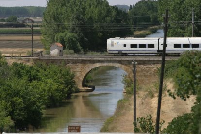 El Canal de Castilla, la gran ruta del interior que impulsa el turismo activo en Palencia, en la imagen tren cruzando el Canal en Fómista(Palencia)