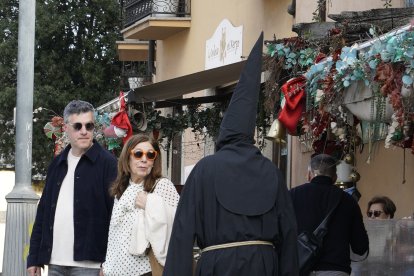 Salida del Nazareno Lambrión Chupacandiles por las calles de Ponferrada para anunciar la llegada de la Semana Santa