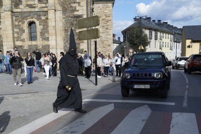 Salida del Nazareno Lambrión Chupacandiles por las calles de Ponferrada para anunciar la llegada de la Semana Santa