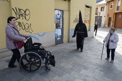 Salida del Nazareno Lambrión Chupacandiles por las calles de Ponferrada para anunciar la llegada de la Semana Santa