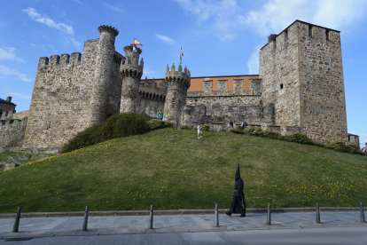 Salida del Nazareno Lambrión Chupacandiles por las calles de Ponferrada para anunciar la llegada de la Semana Santa