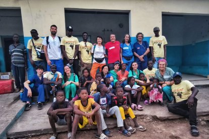La Dra. María Luisa Serrano en una misión humanitaria en Senegal