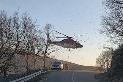 Un helitánque en el incendio en el municipio de Igüeña (León)