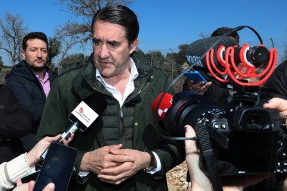 El consejero de Medio Ambiente, Vivienda y Ordenación del Territorio, Juan Carlos Suárez-Quiñones, asiste a la suelta.