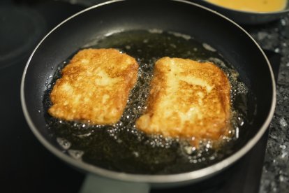 El momento clave de la receta: la leche frita se dora hasta lograr su textura crujiente por fuera y cremosa por dentro
