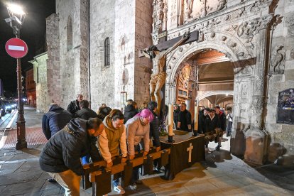 Último ensayo de la procesión del Silencio en la parroquia de San Cosme.