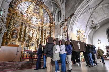 Último ensayo de la procesión del Silencio en la parroquia de San Cosme.
