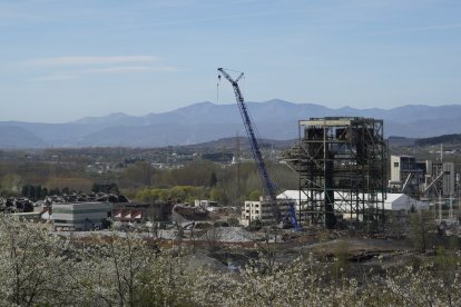 Voladura de la chimenea de la central térmica de Compostilla II que quedó en pie el pasado mes de febrero en Cubillos del Sil (León).